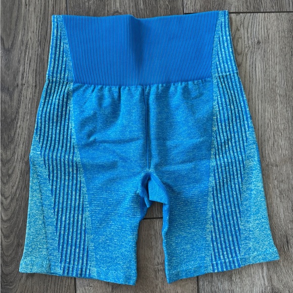 Fabletics Ombre Seamless Ultra High-Waisted 6" Shorts, Lake/Faded Lime - Picture 3 of 10